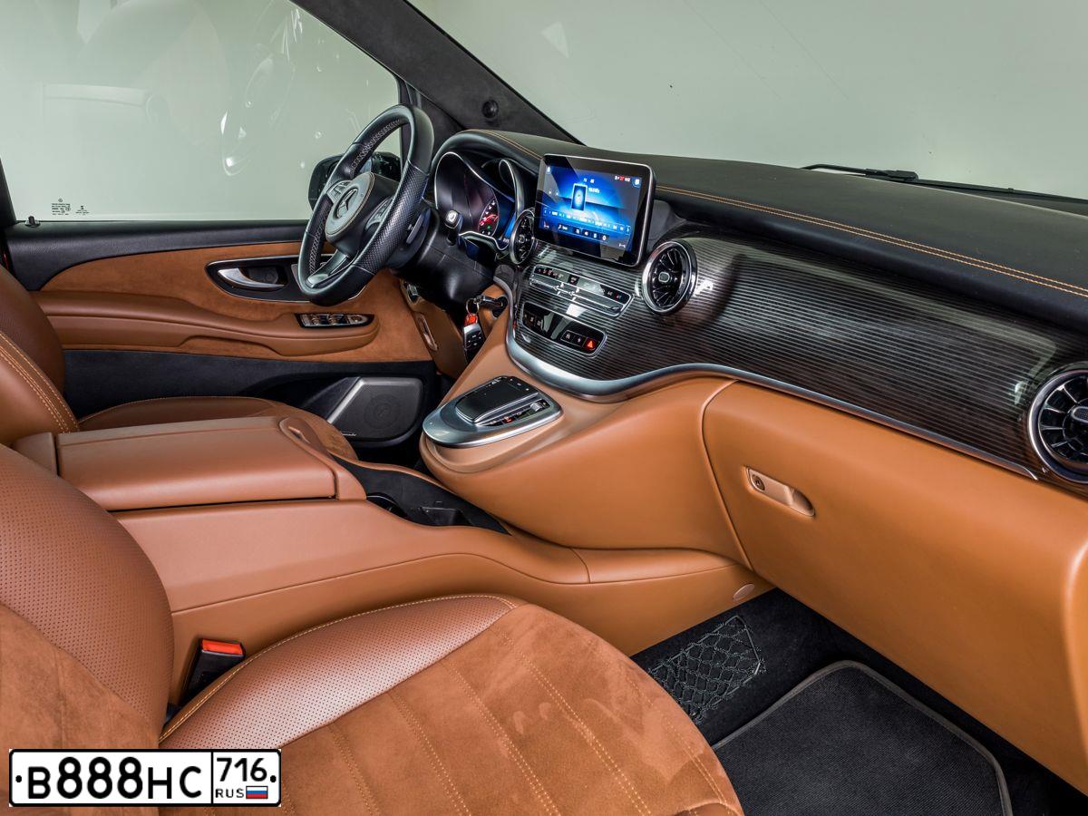 Фото автомобиля MERCEDES-BENZ V-CLASS, 2021 — госномер У084ВС790. Цвет: СЕРО-ЧЕРНЫЙ