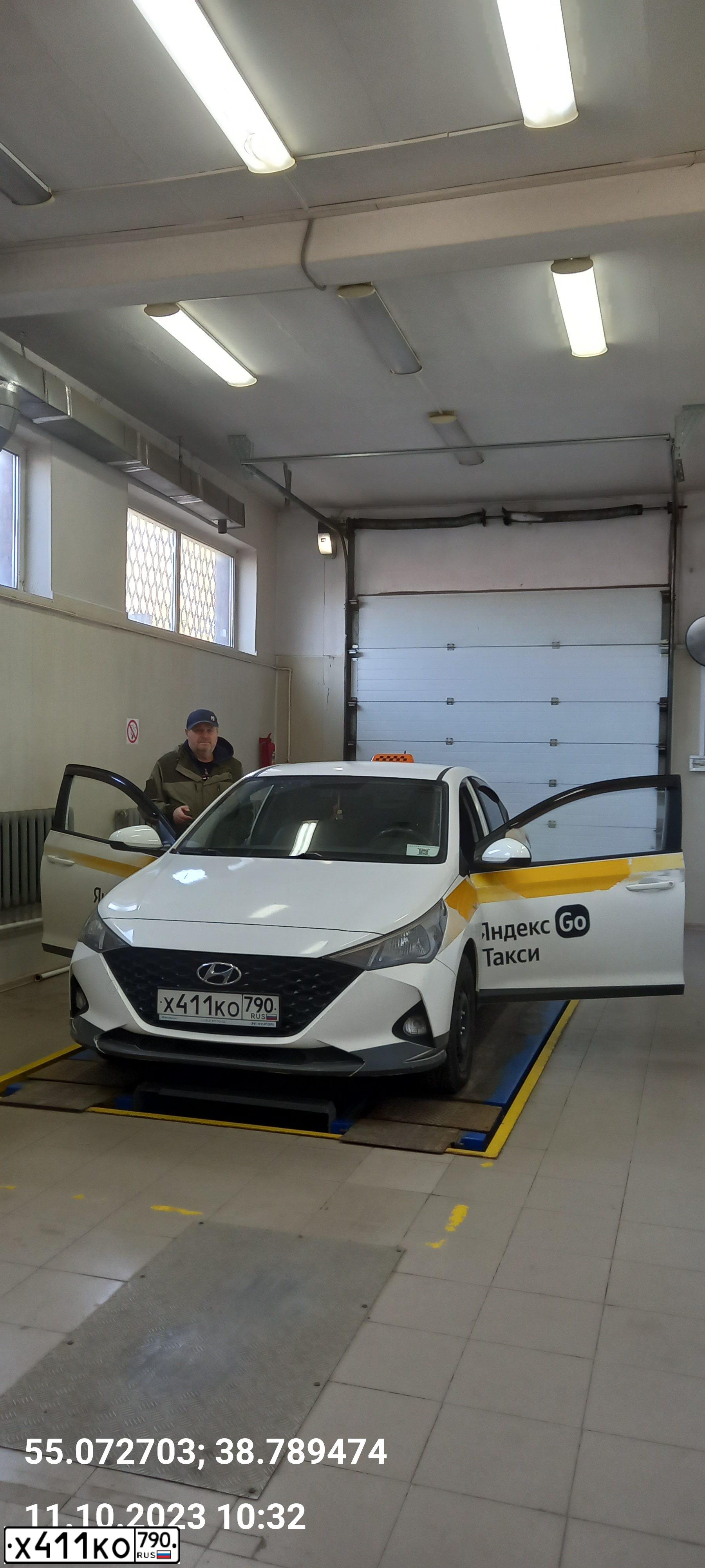 Фото автомобиля HYUNDAI SOLARIS, 2021 — госномер Х411КО790. Цвет: БЕЛЫЙ ЖЕЛТЫЙ СЕРЫЙ