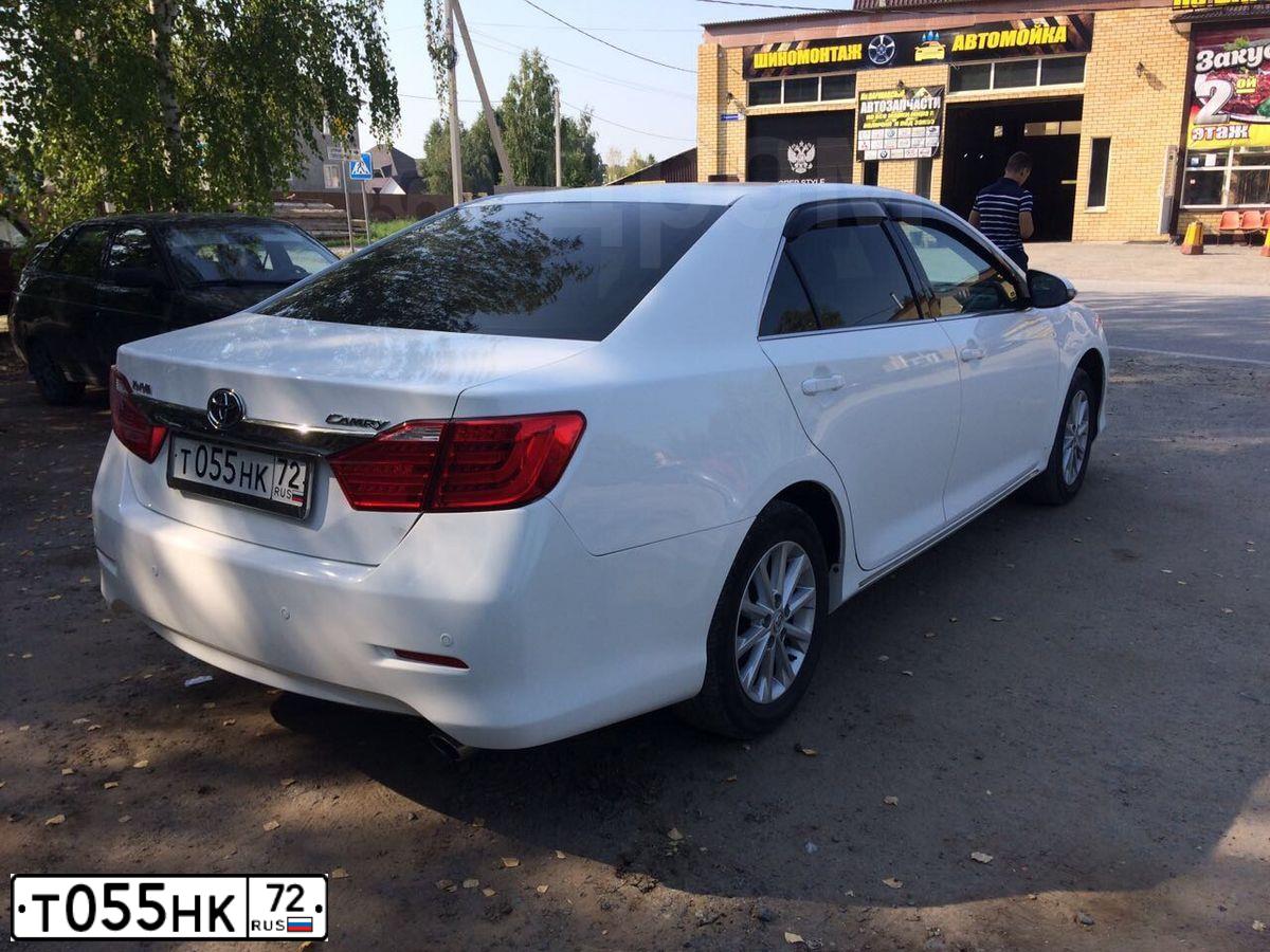 Фото автомобиля TOYOTA CAMRY, 2013 — госномер Т055НК72. Цвет: Белый