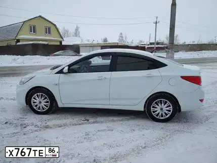Фото автомобиля HYUNDAI SOLARIS, 2013 — госномер Х767ТЕ86. Цвет: Белый