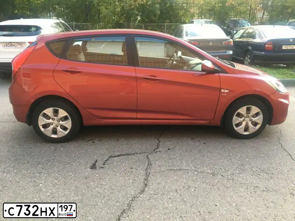 Фото автомобиля HYUNDAI SOLARIS, 2011 — госномер К412ТХ33. Цвет: КРАСНЫЙ ГРАНАТ