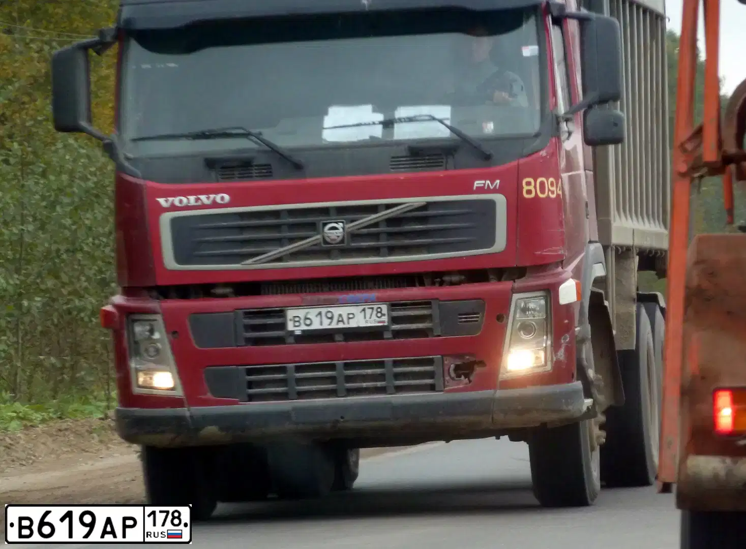 Фото автомобиля VOLVO SERIE FM /6X4/, 2006 — госномер А734РУ198. Цвет: Красный