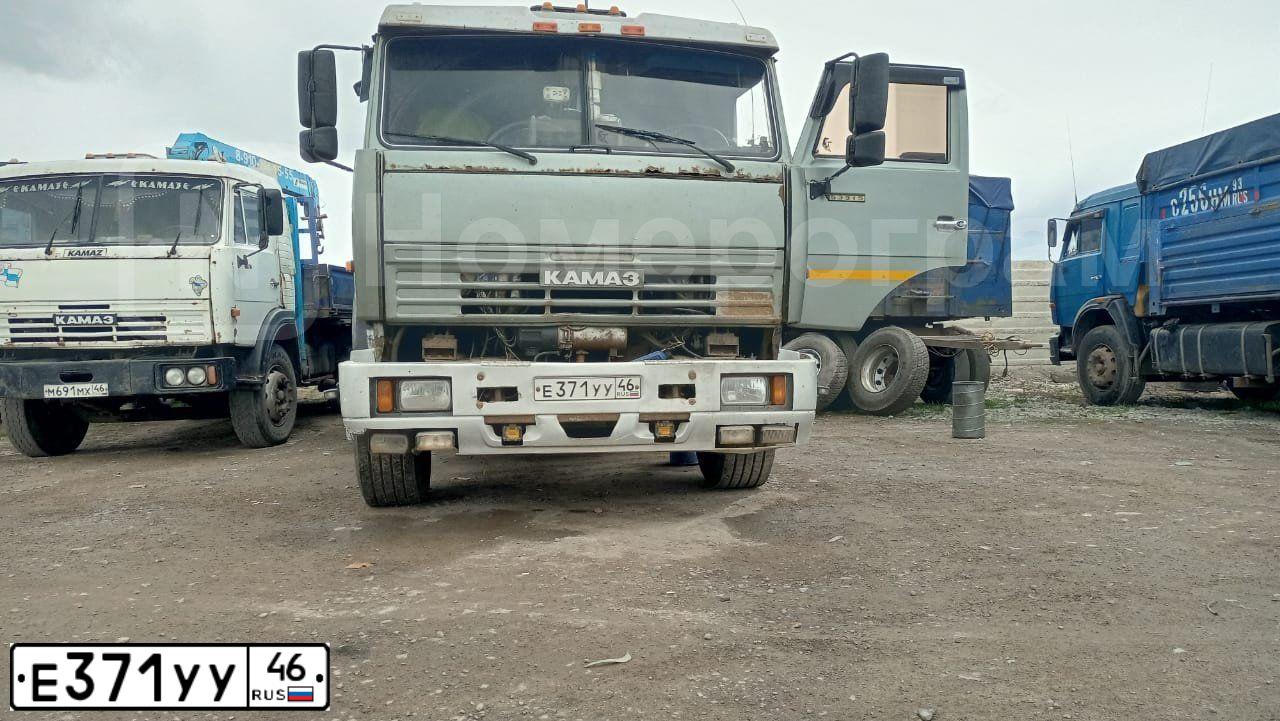 Фото автомобиля KAMAZ 53215 /6X4/, 2000 — госномер Е371УУ46. Цвет: СВЕТЛАЯ ДЫМКА