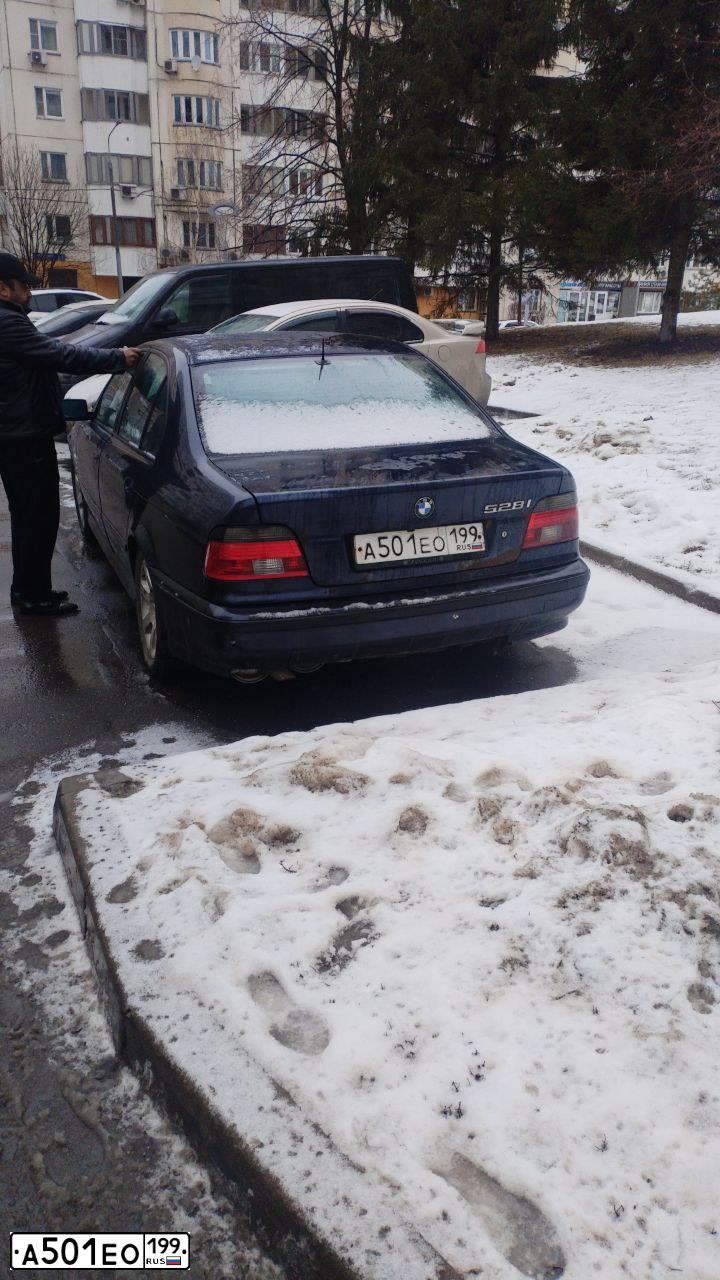 Фото автомобиля BMW SERIE 5, 1998 — госномер О663АХ90. Цвет: ТЕМНО-СИНИЙ