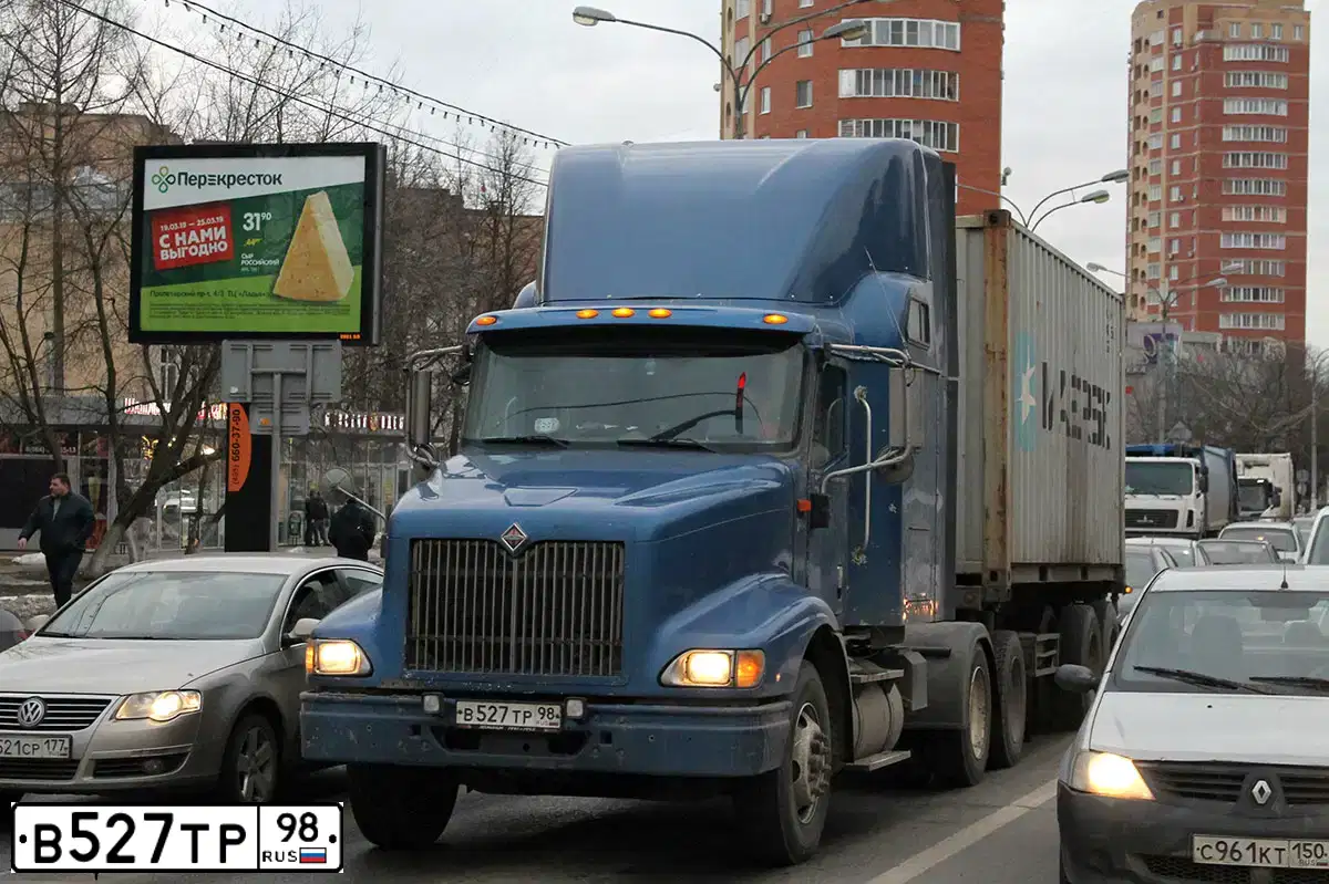 Фото автомобиля INTERNATIONAL HEAVY TRUCK 8500-9900, 2008 — госномер В527ТР98. Цвет: СИНИЙ