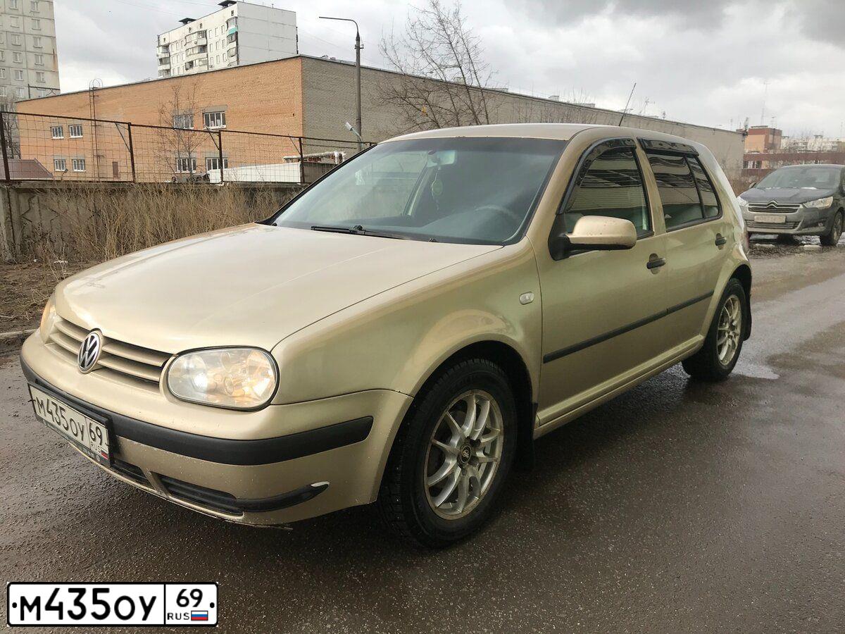 Фото автомобиля VOLKSWAGEN ФОЛЬКСВАГЕН GOLF, 2002 — госномер М435ОУ69. Цвет: ЗОЛОТИСТЫЙ