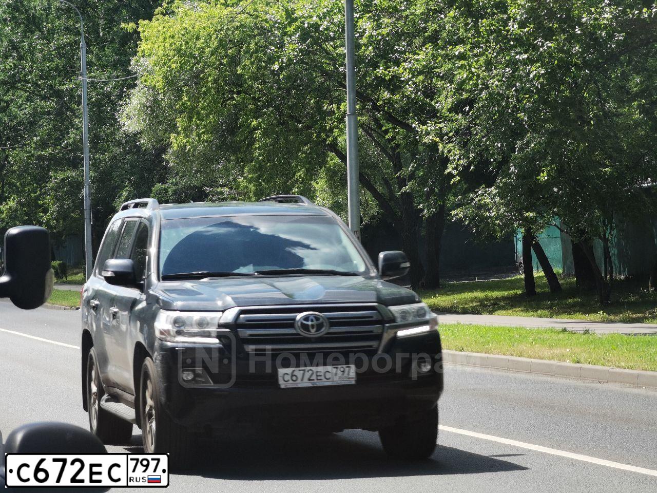 Фото автомобиля TOYOTA LAND CRUISER 200, 2021 — госномер Х383ЕХ180. Цвет: ЧЕРНЫЙ