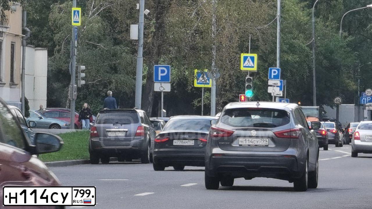Фото автомобиля NISSAN QASHQAI, 2019 — госномер Н114СУ799. Цвет: Серый