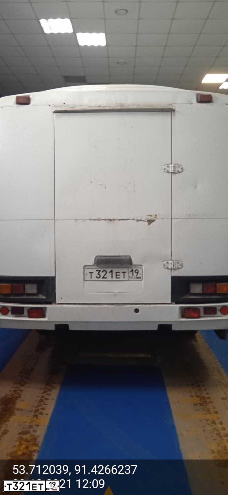 Фото автомобиля PAZ 3205, 2001 — госномер Т321ЕТ19. Цвет: БЕЛЫЙ