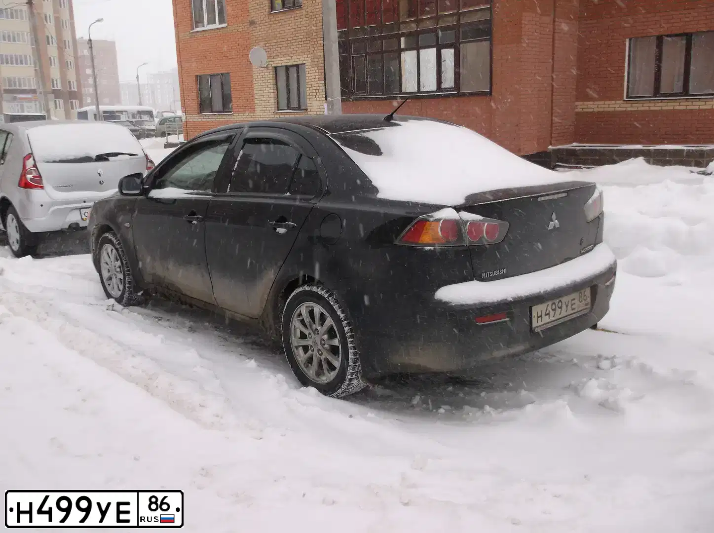 Фото автомобиля MITSUBISHI LANCER, 2010 — госномер Р842ЕА716. Цвет: ЧЕРНЫЙ