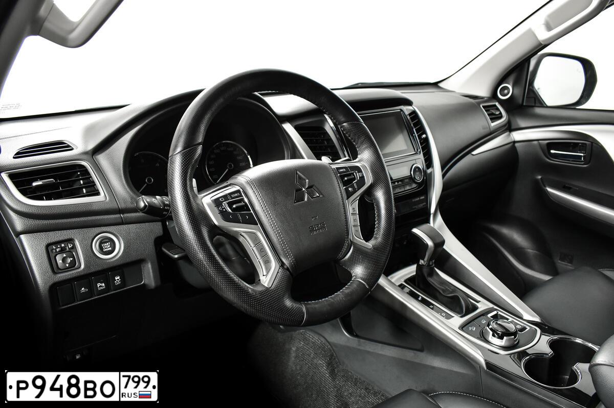 Фото автомобиля MITSUBISHI PAJERO SPORT, 2017 — госномер Р948ВО799. Цвет: СЕРЕБРИСТЫЙ