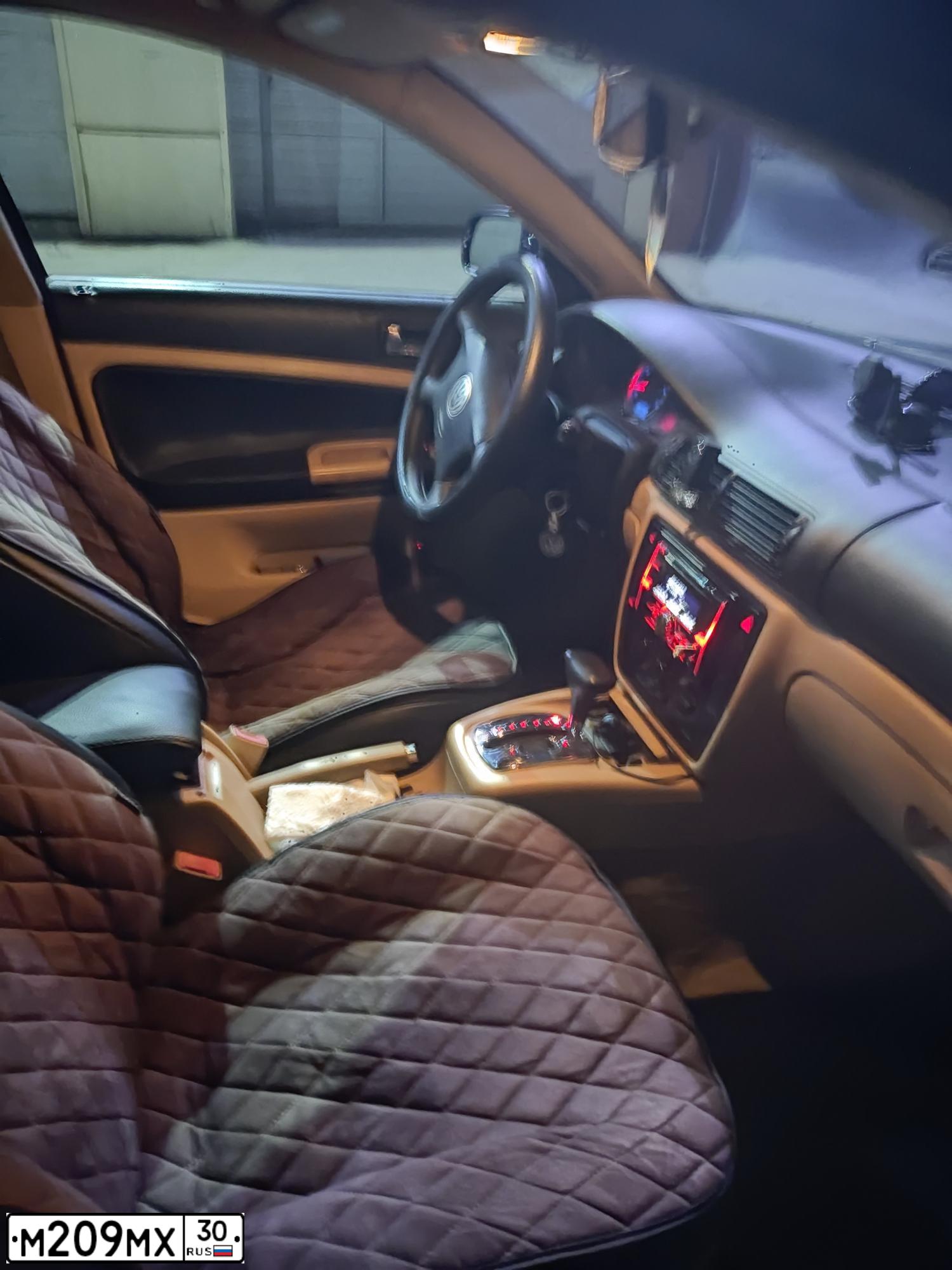 Фото автомобиля VOLKSWAGEN PASSAT, 2001 — госномер Е414ОВ30. Цвет: синий