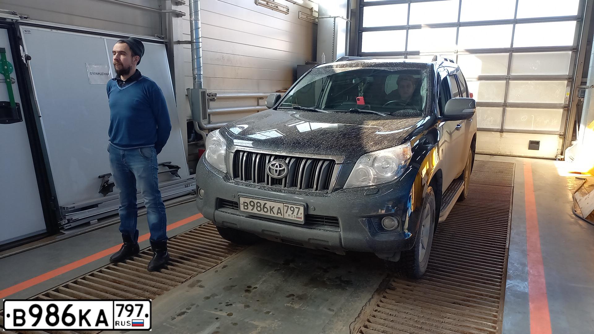 Фото автомобиля TOYOTA LANDCRUISER, 2012 — госномер В986КА797. Цвет: СЕРЫЙ ТЕМНЫЙ