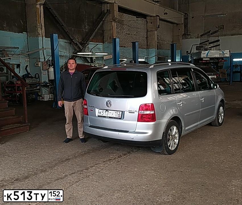 Фото автомобиля VOLKSWAGEN TOURAN, 2006 — госномер К513ТУ152. Цвет: СВЕТЛО-СЕРЫЙ