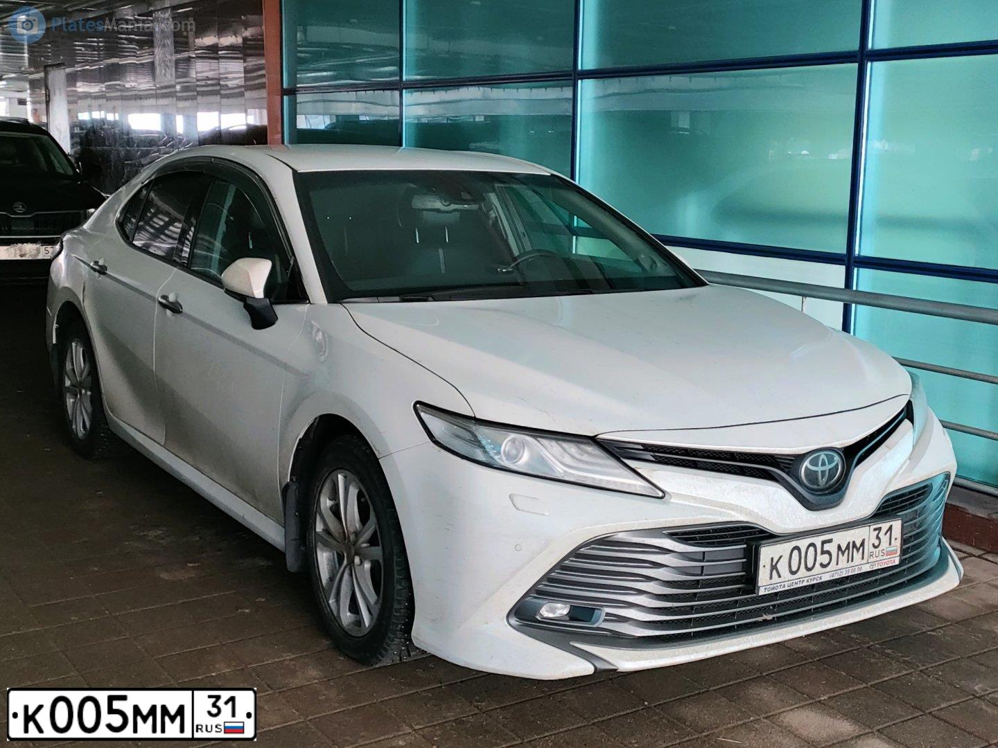 Фото автомобиля TOYOTA CAMRY, 2020 — госномер К005ММ31. Цвет: Белый