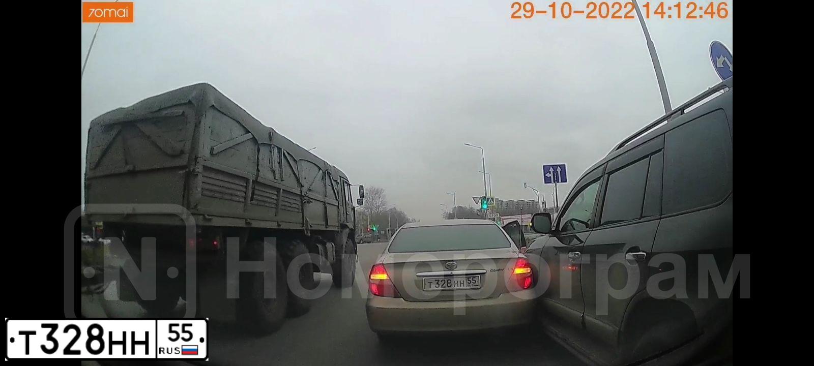 Фото автомобиля TOYOTA CAMRY, 2004 — госномер М111СМ55. Цвет: БЕЖЕВЫЙ