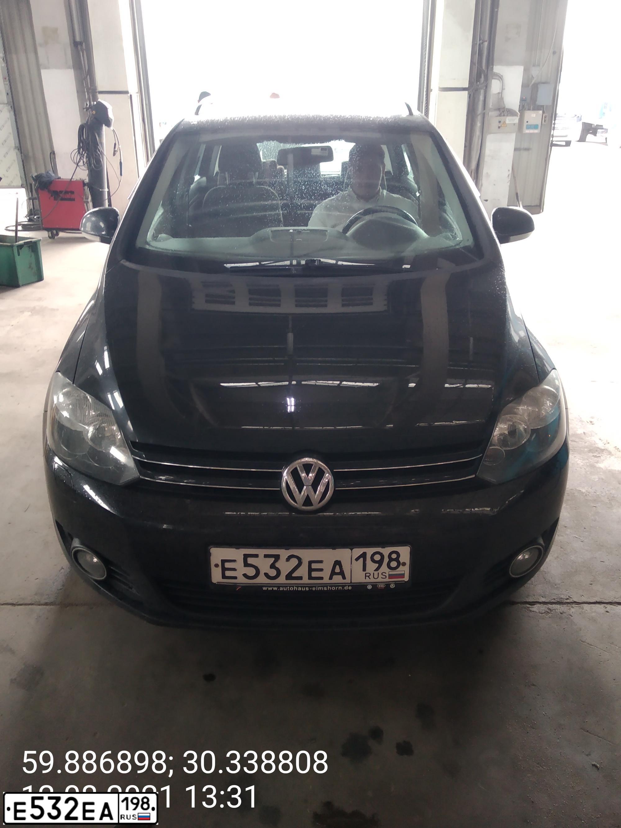 Фото автомобиля VOLKSWAGEN GOLF PLUS, 2009 — госномер Е532ЕА198. Цвет: ЧЕРНЫЙ