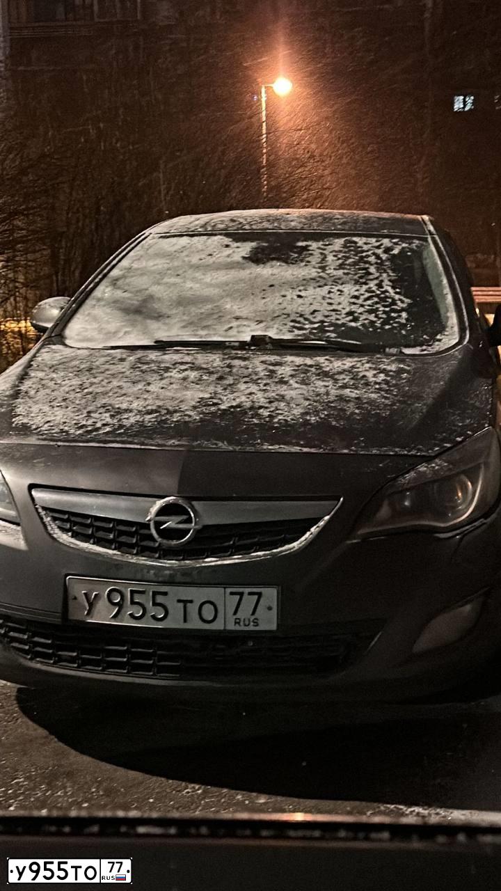 Фото автомобиля VOLVO 740, 1993 — госномер У955ТО77. Цвет: СЕРЕБРИСТЫЙ МЕТАЛ.