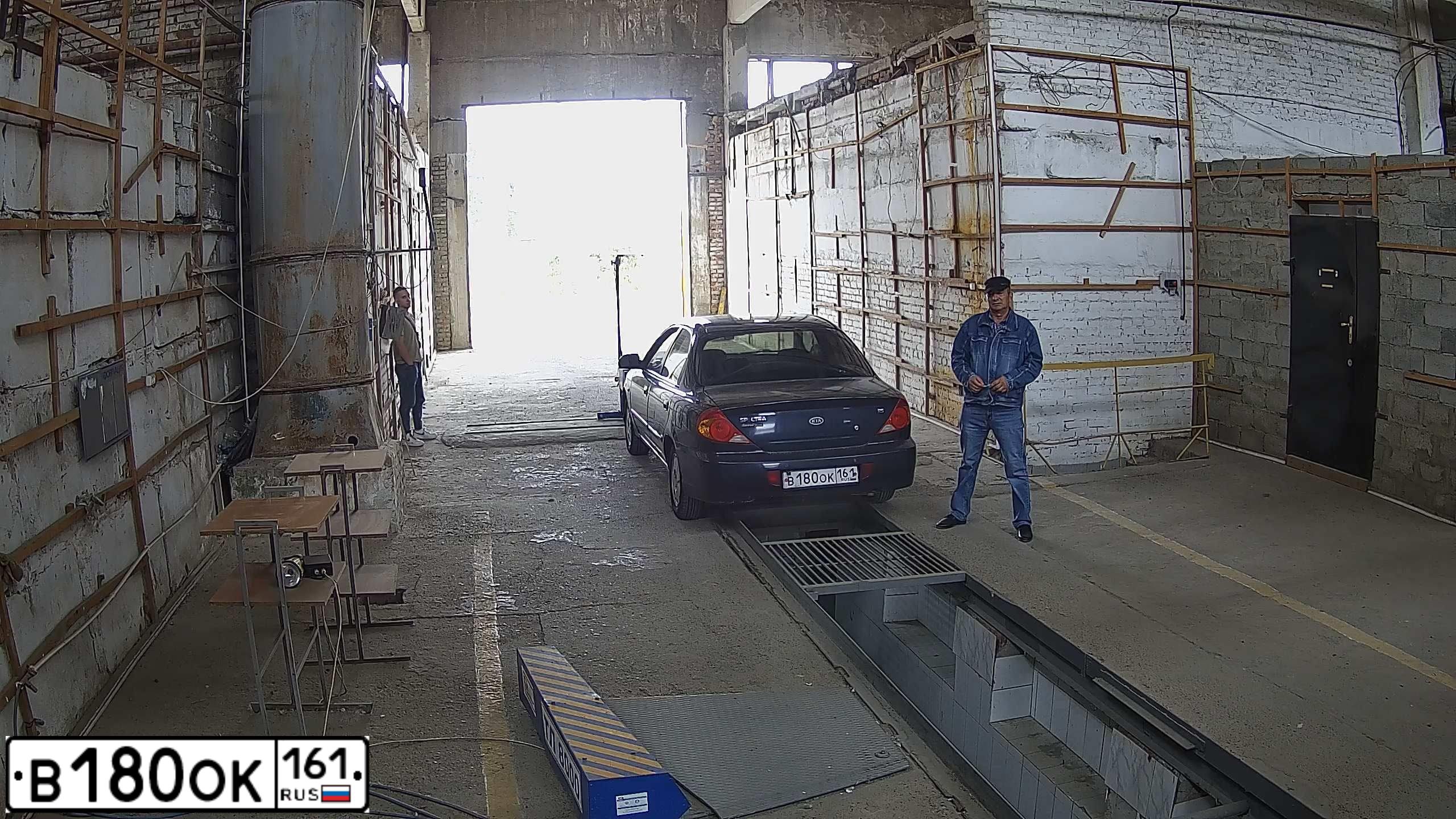 Фото автомобиля KIA SPECTRA, 2007 — госномер Р242ТМ189. Цвет: Темно-синий