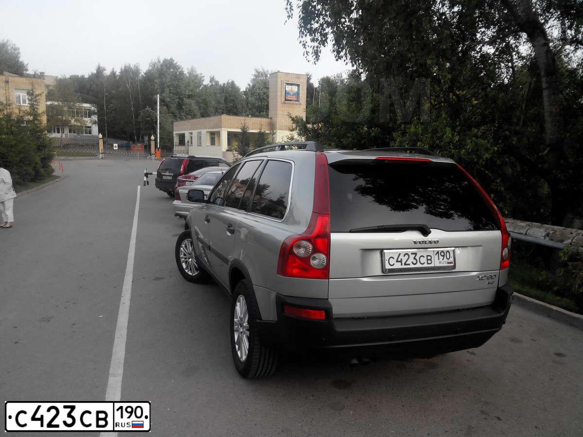 Фото автомобиля VOLVO XC90, 2004 — госномер С423СВ190. Цвет: СЕРЫЙ