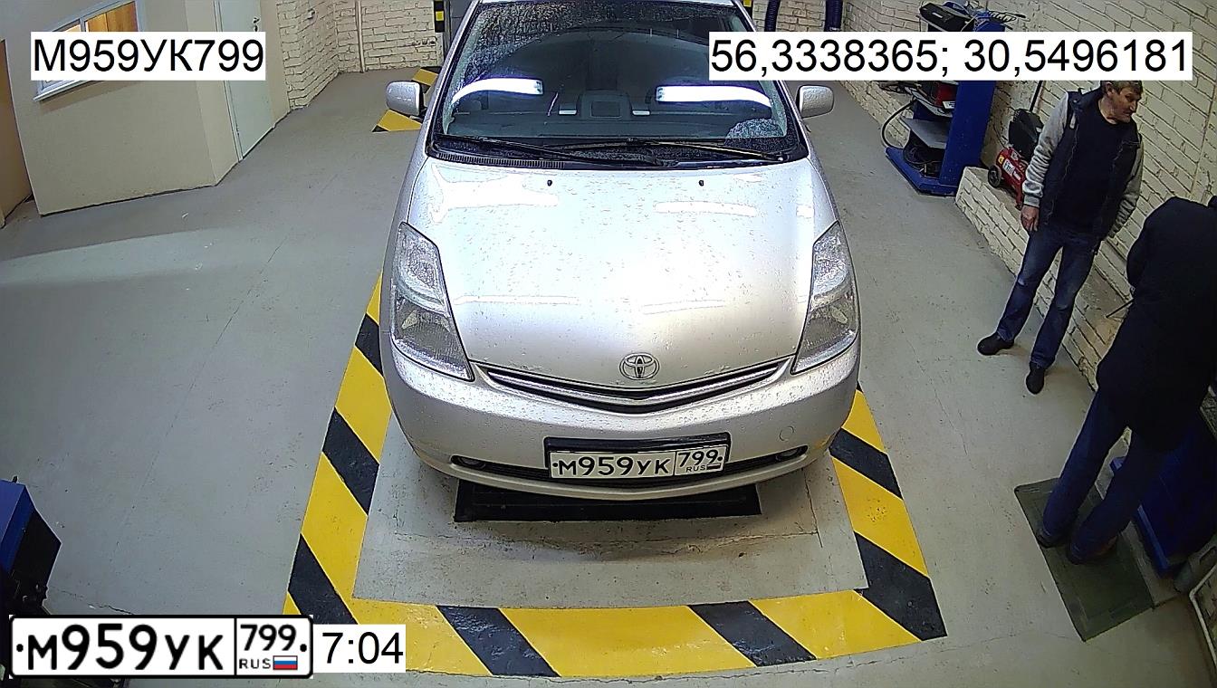 Фото автомобиля TOYOTA PRIUS, 2006 — госномер У514КС190. Цвет: Белый