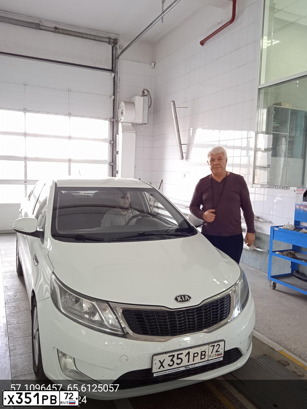 Фото автомобиля KIA RIO, 2013 — госномер Х351РВ72. Цвет: БЕЛЫЙ