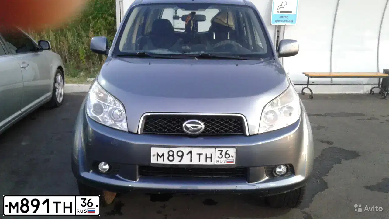 Фото автомобиля DAIHATSU TERIOS, 2006 — госномер М891ТН36. Цвет: Серый
