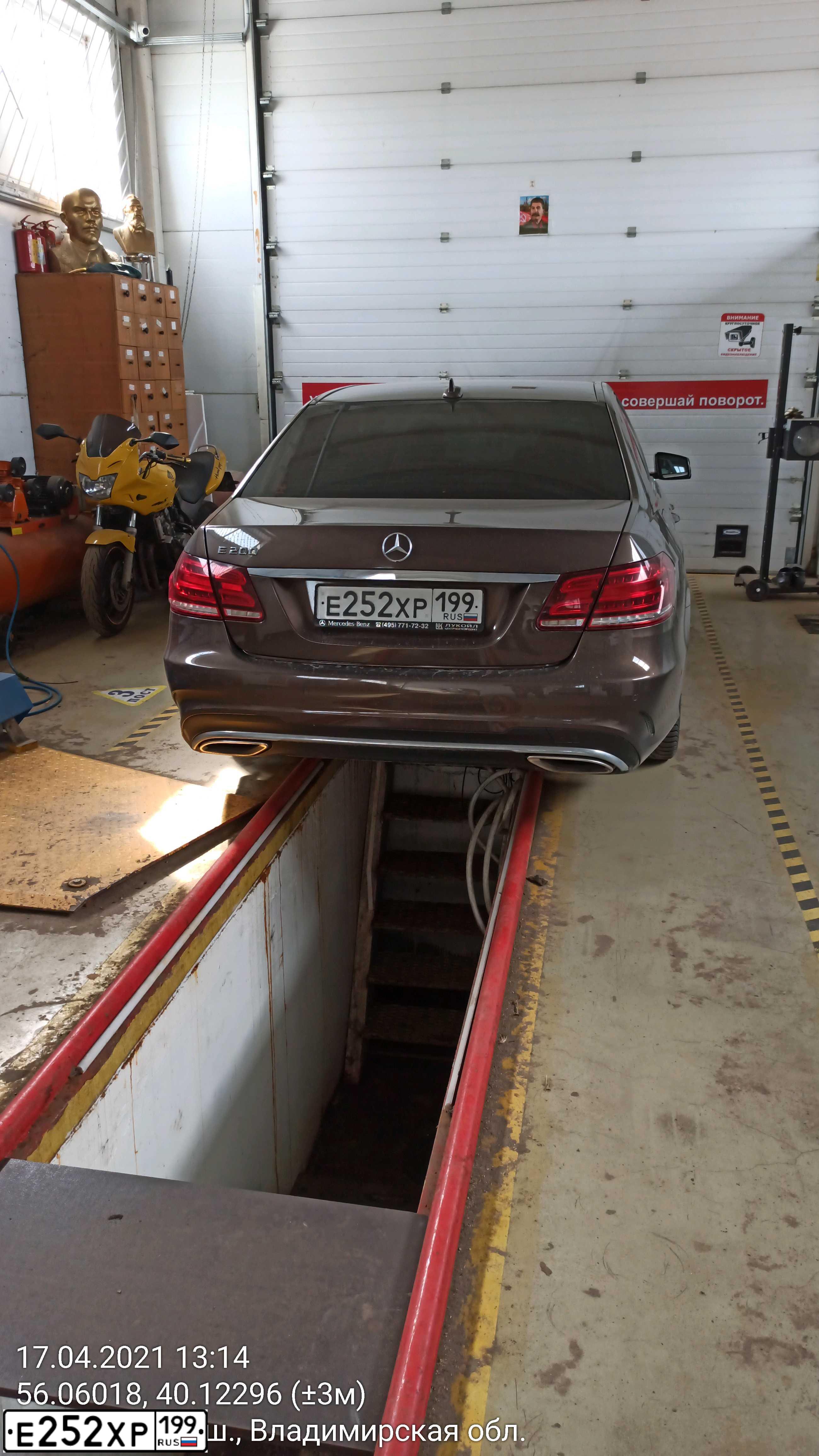Фото автомобиля VOLVO S60, 2009 — госномер Е252ХР199. Цвет: ЧЕРНЫЙ