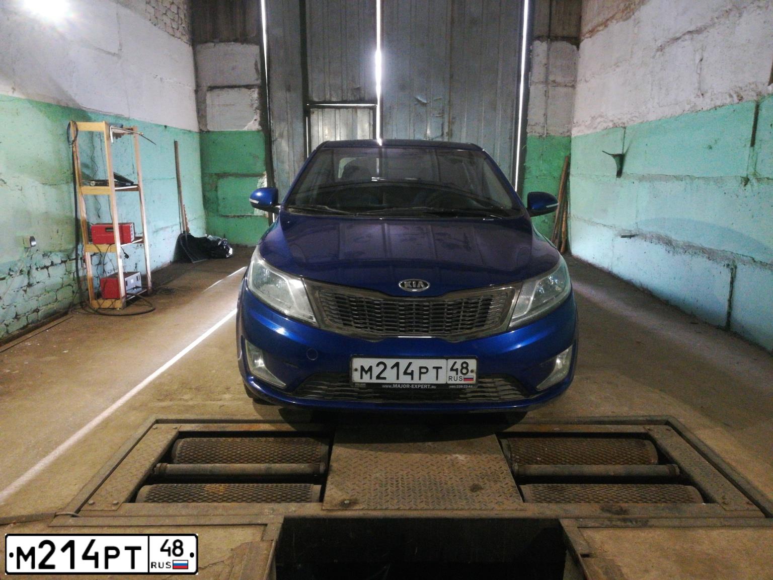 Фото автомобиля KIA RIO, 2011 — госномер М214РТ48. Цвет: Синий