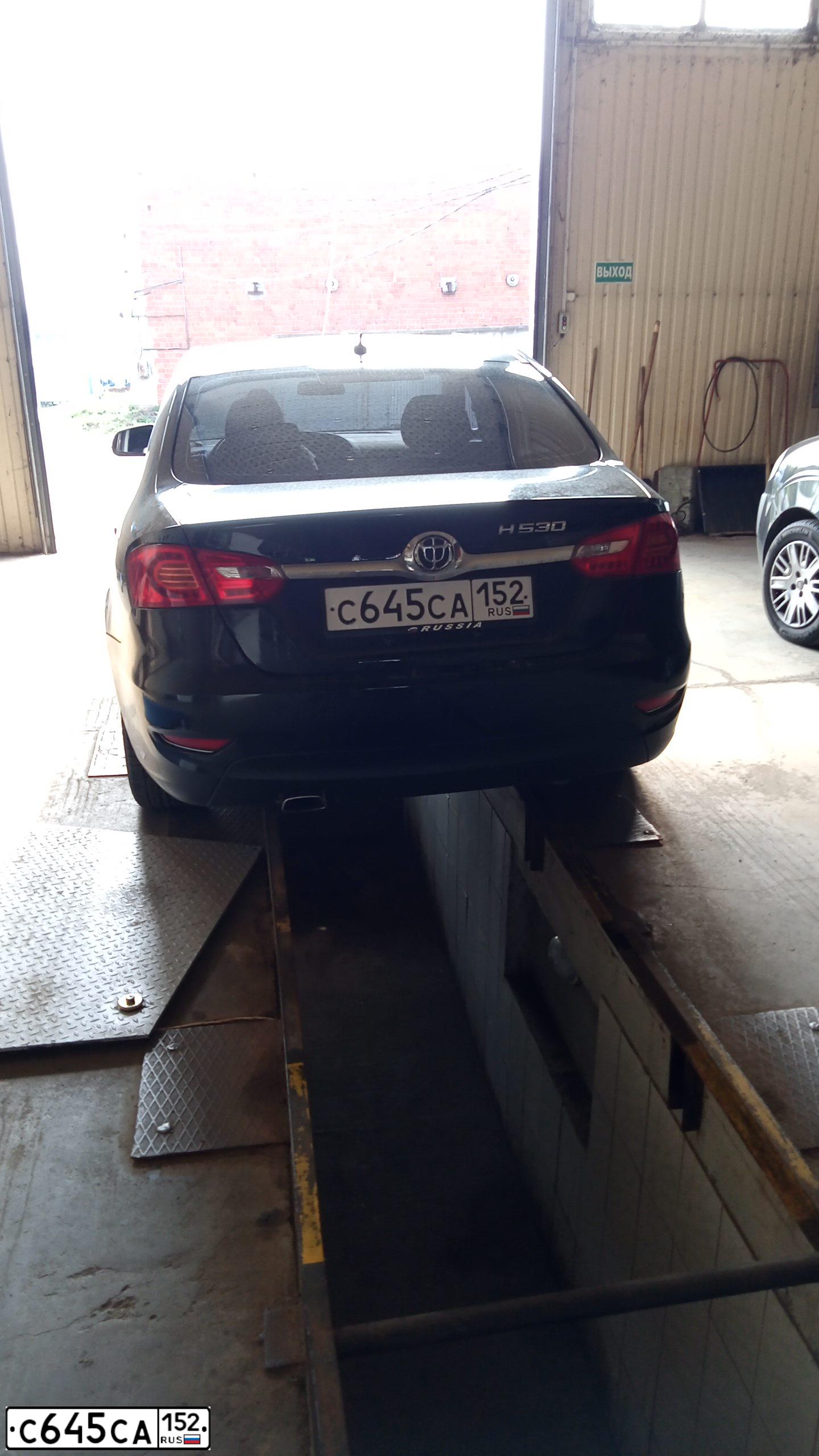 Фото автомобиля BRILLIANCE V5, 2014 — госномер С645СА152. Цвет: ЧЕРНЫЙ