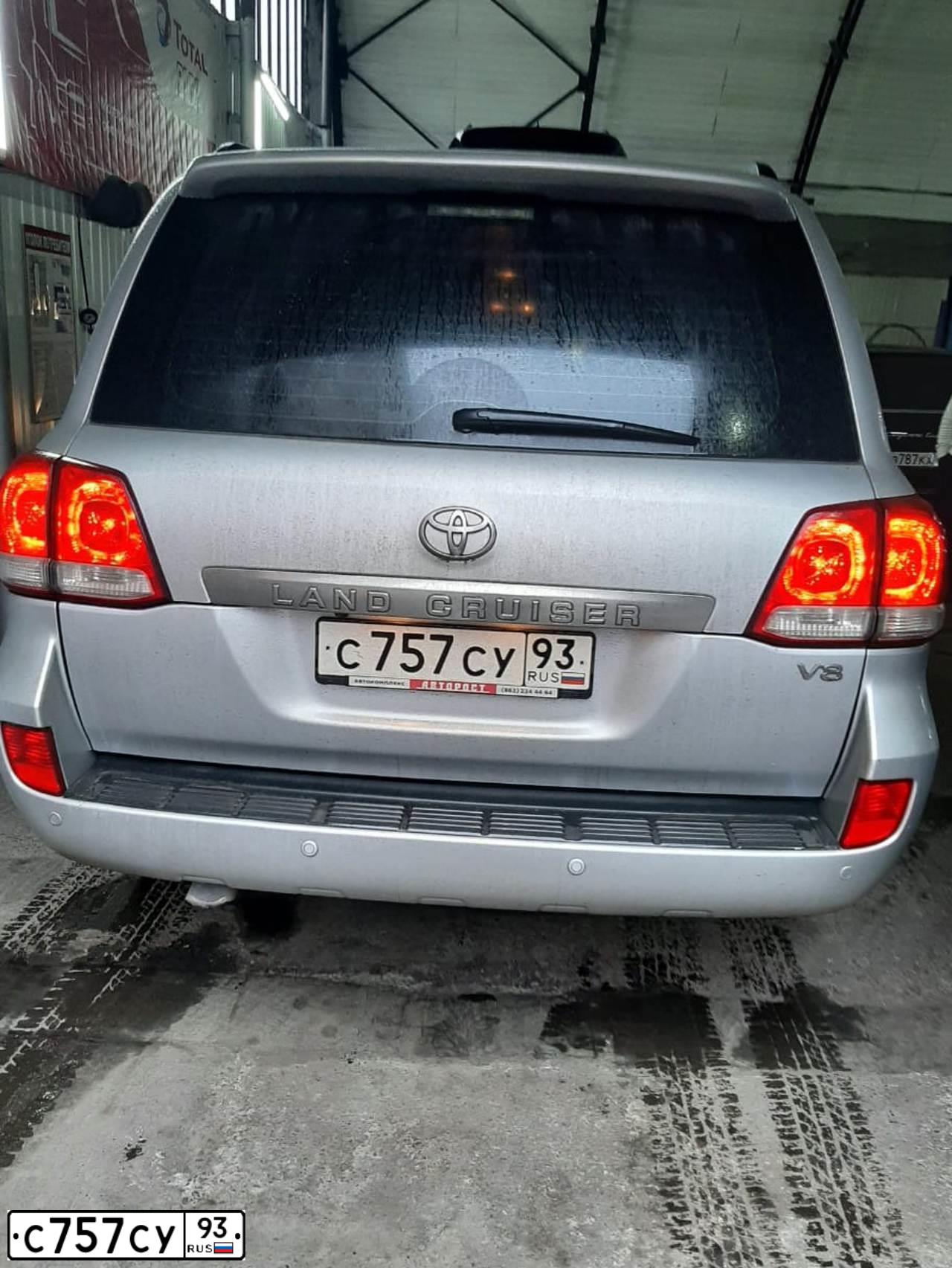 Фото автомобиля TOYOTA LANDCRUISER 200, 2009 — госномер С757СУ93. Цвет: СЕРЕБРИСТЫЙ
