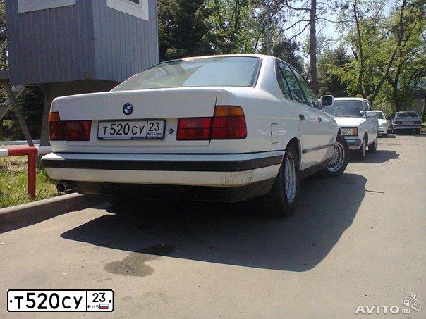 Фото автомобиля BMW SERIE 5, 1990 — госномер Т520СУ23. Цвет: Белый