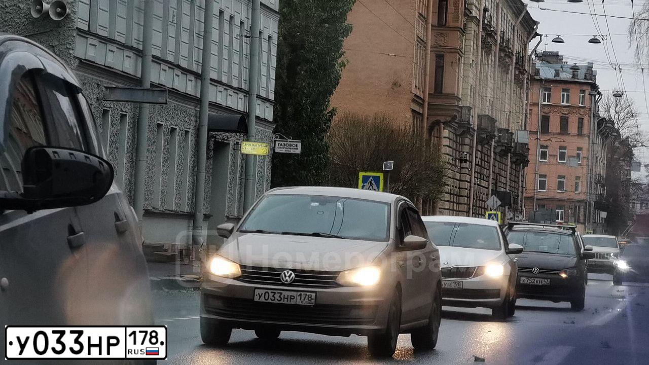 Фото автомобиля VOLKSWAGEN POLO, 2016 — госномер У033НР178. Цвет: БЕЛЫЙ