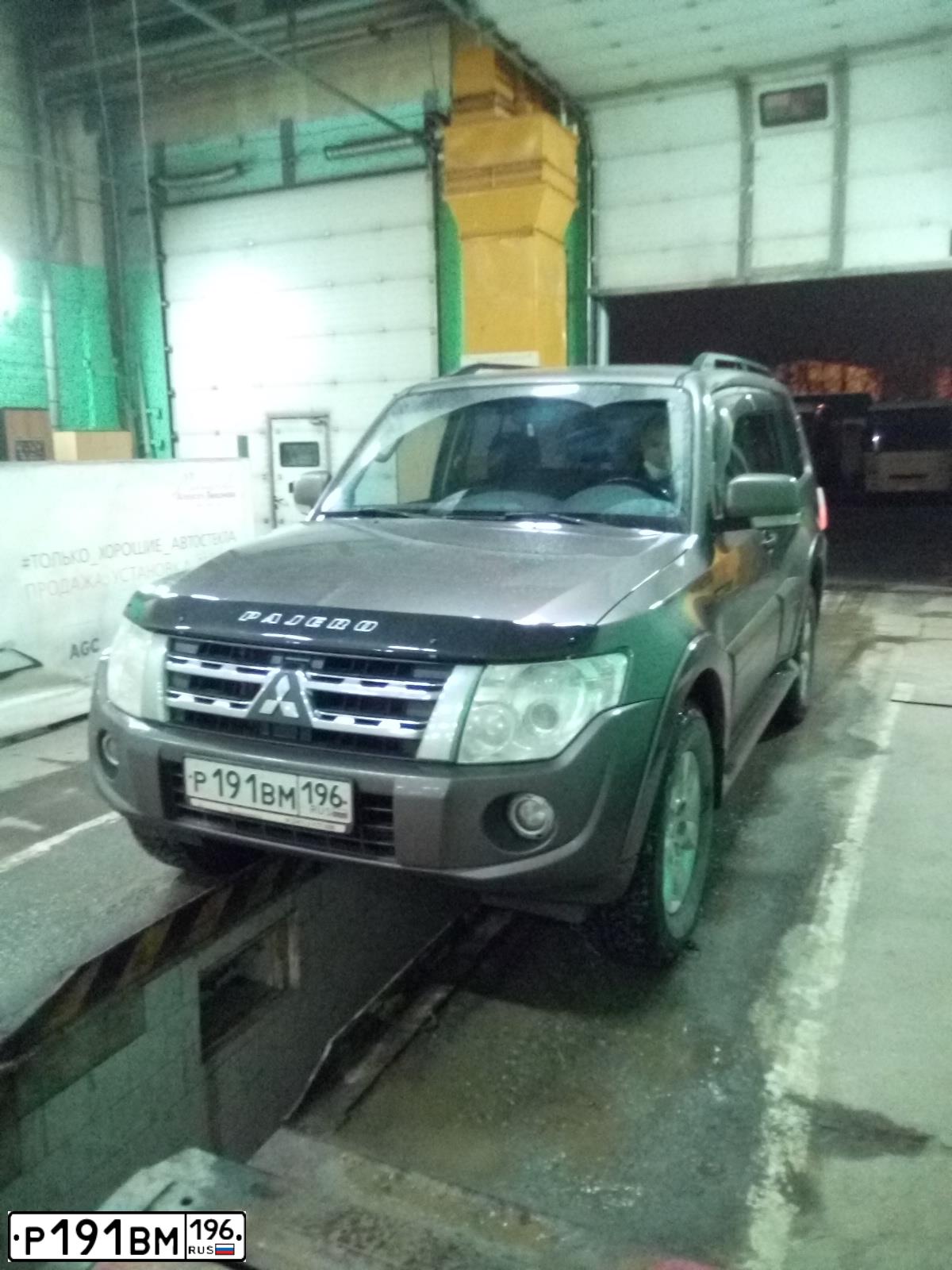 Фото автомобиля MITSUBISHI PAJERO, 2012 — госномер Р191ВМ196. Цвет: Коричневый