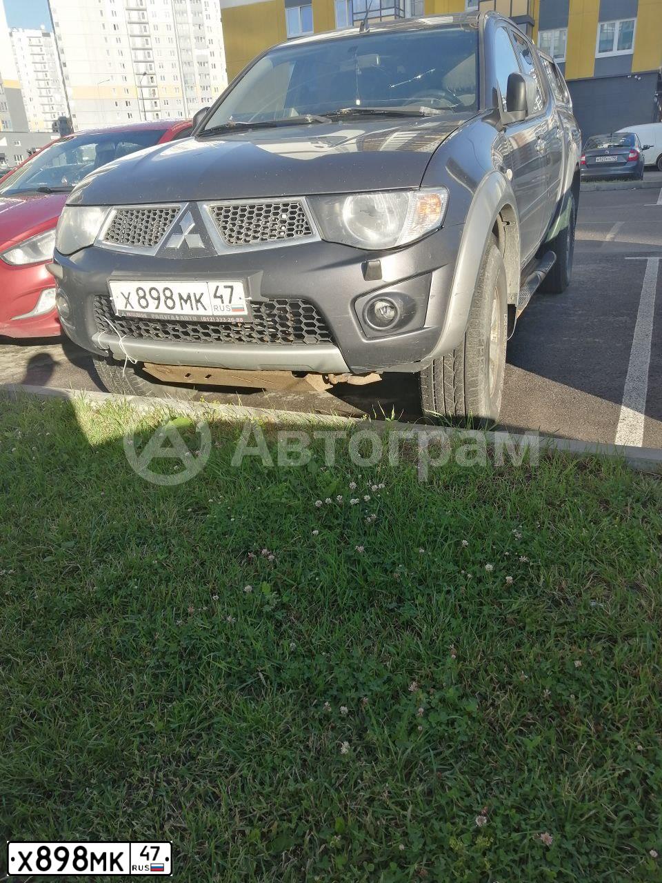Фото автомобиля MITSUBISHI L 200, 2012 — госномер Х898МК47. Цвет: СЕРЫЙ