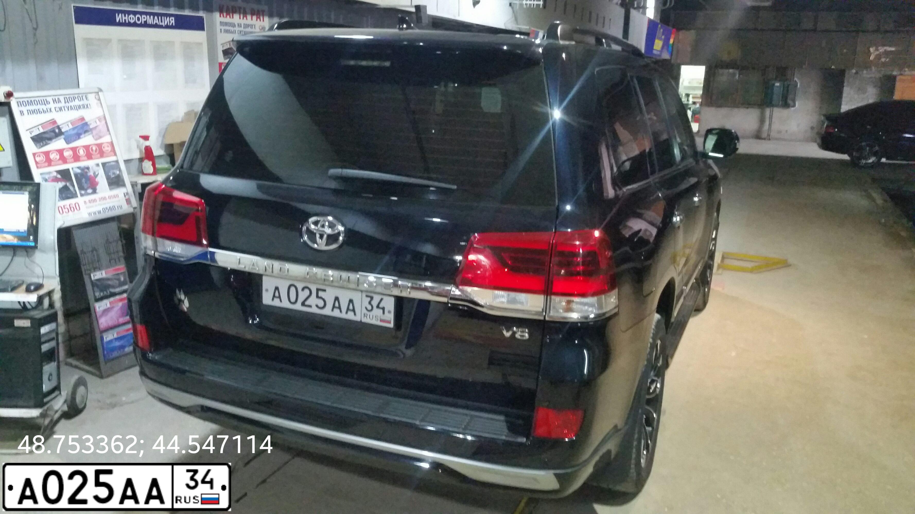 Фото автомобиля TOYOTA LANDCRUISER 200, 2010 — госномер А400АА34. Цвет: Белый