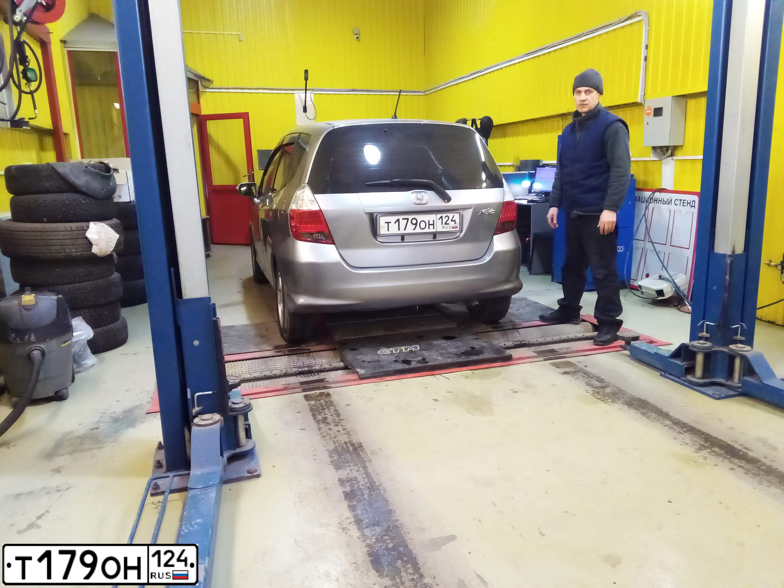 Фото автомобиля HONDA FIT, 2005 — госномер В773СХ124