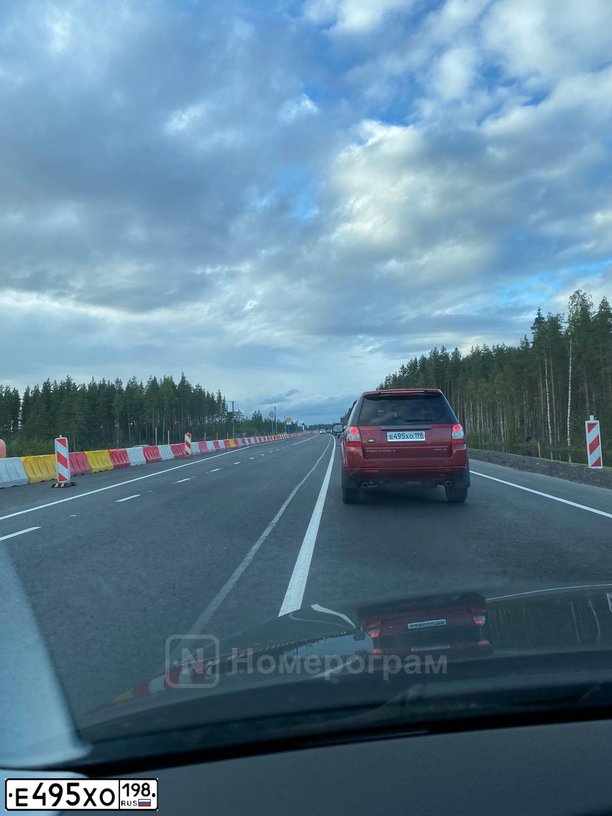 Фото автомобиля LANDROVER FREELANDER, 2008 — госномер Е495ХО198. Цвет: ТЕМНО-КРАСНЫЙ