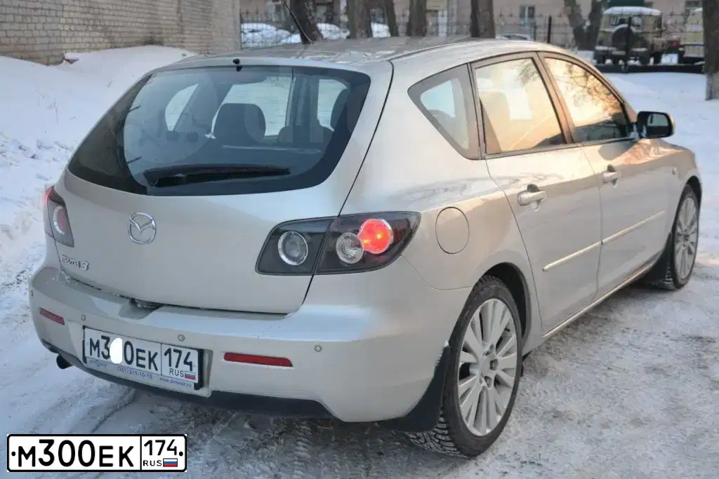 Фото автомобиля MAZDA 3, 2006 — госномер А039НТ01. Цвет: Красный
