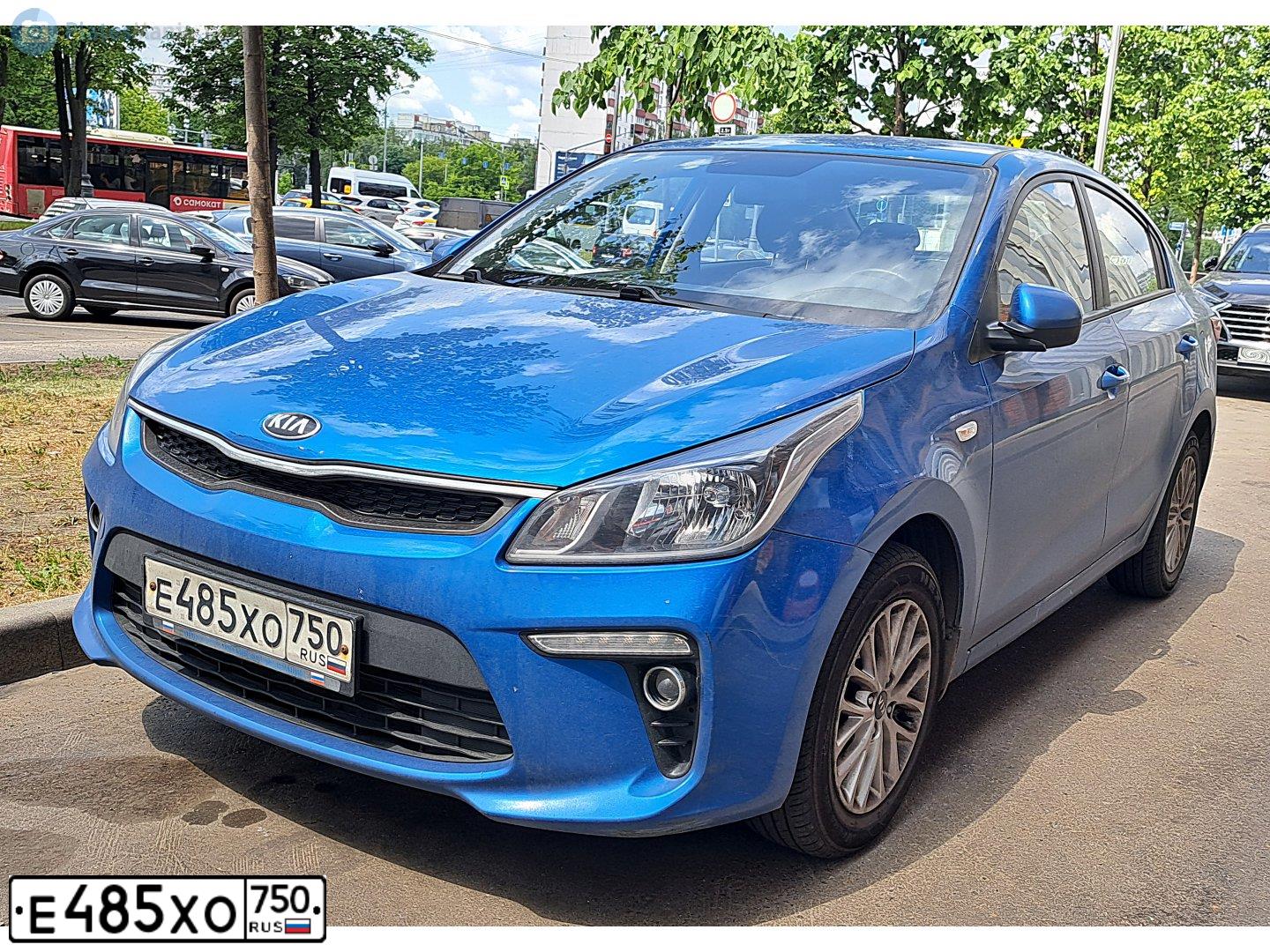 Фото автомобиля KIA RIO, 2019 — госномер Е485ХО750. Цвет: СИНИЙ