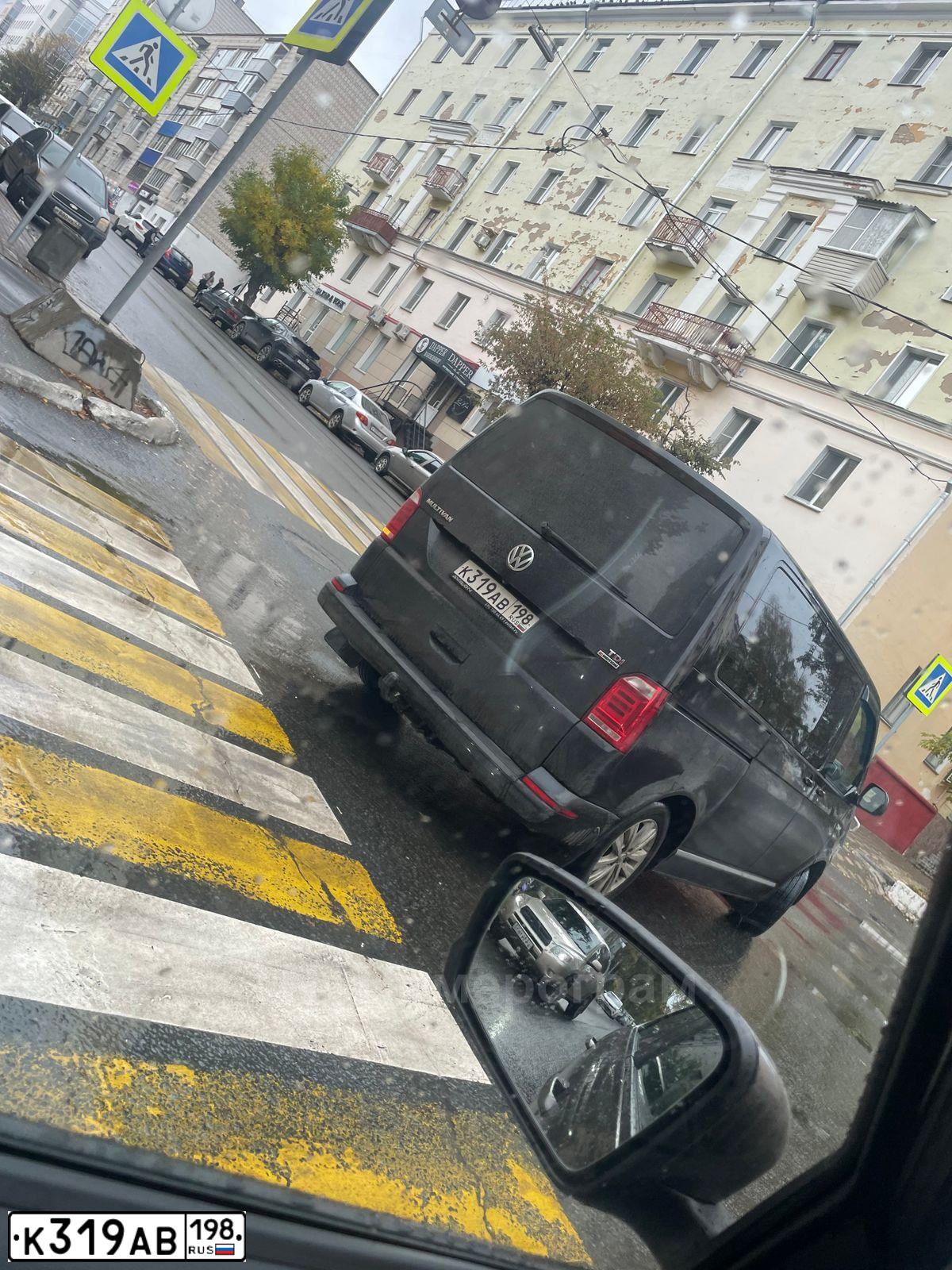 Фото автомобиля VOLKSWAGEN MULTIVAN, 2015 — госномер О025ОУ777. Цвет: ЧЕРНЫЙ