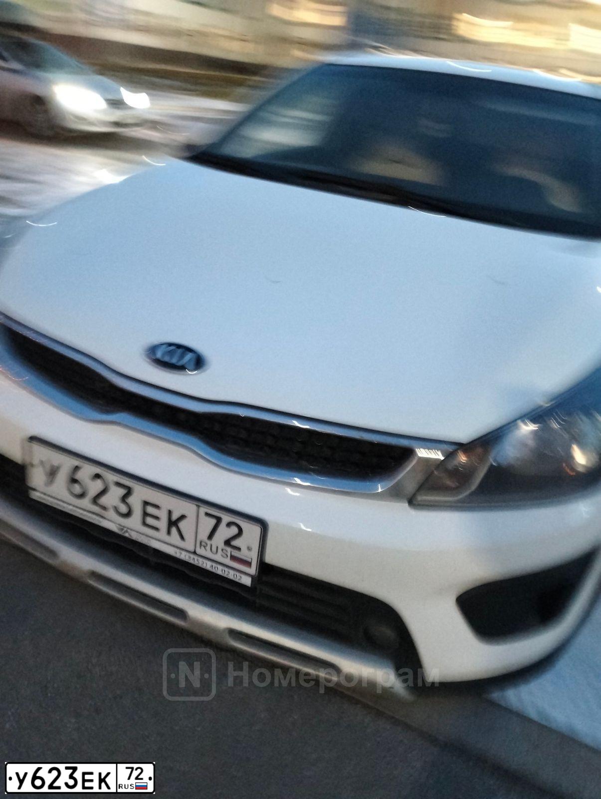 Фото автомобиля KIA RIO, 2018 — госномер У623ЕК72. Цвет: Белый