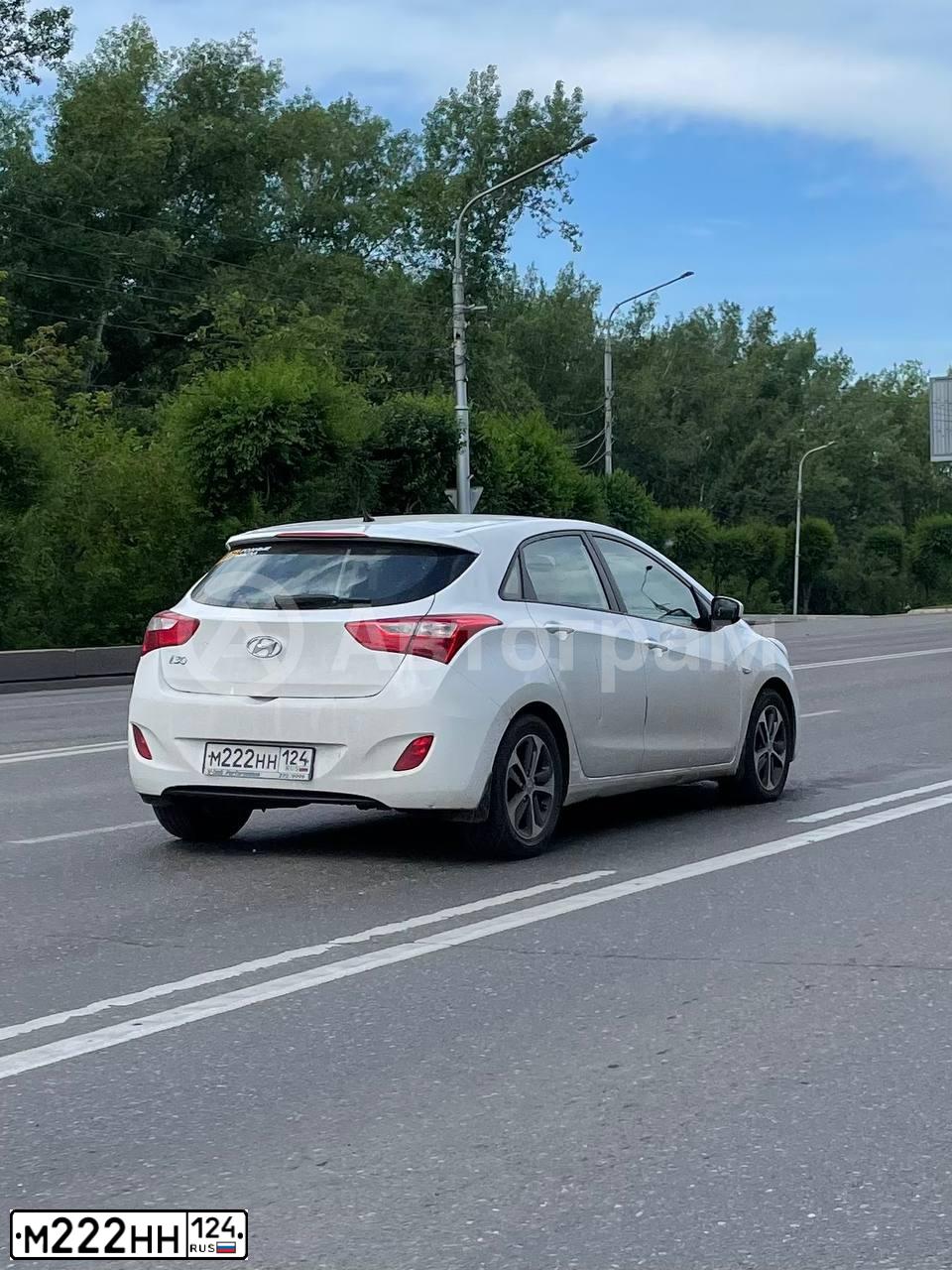 Фото автомобиля HYUNDAI I30, 2016 — госномер М222НН124. Цвет: БЕЛЫЙ