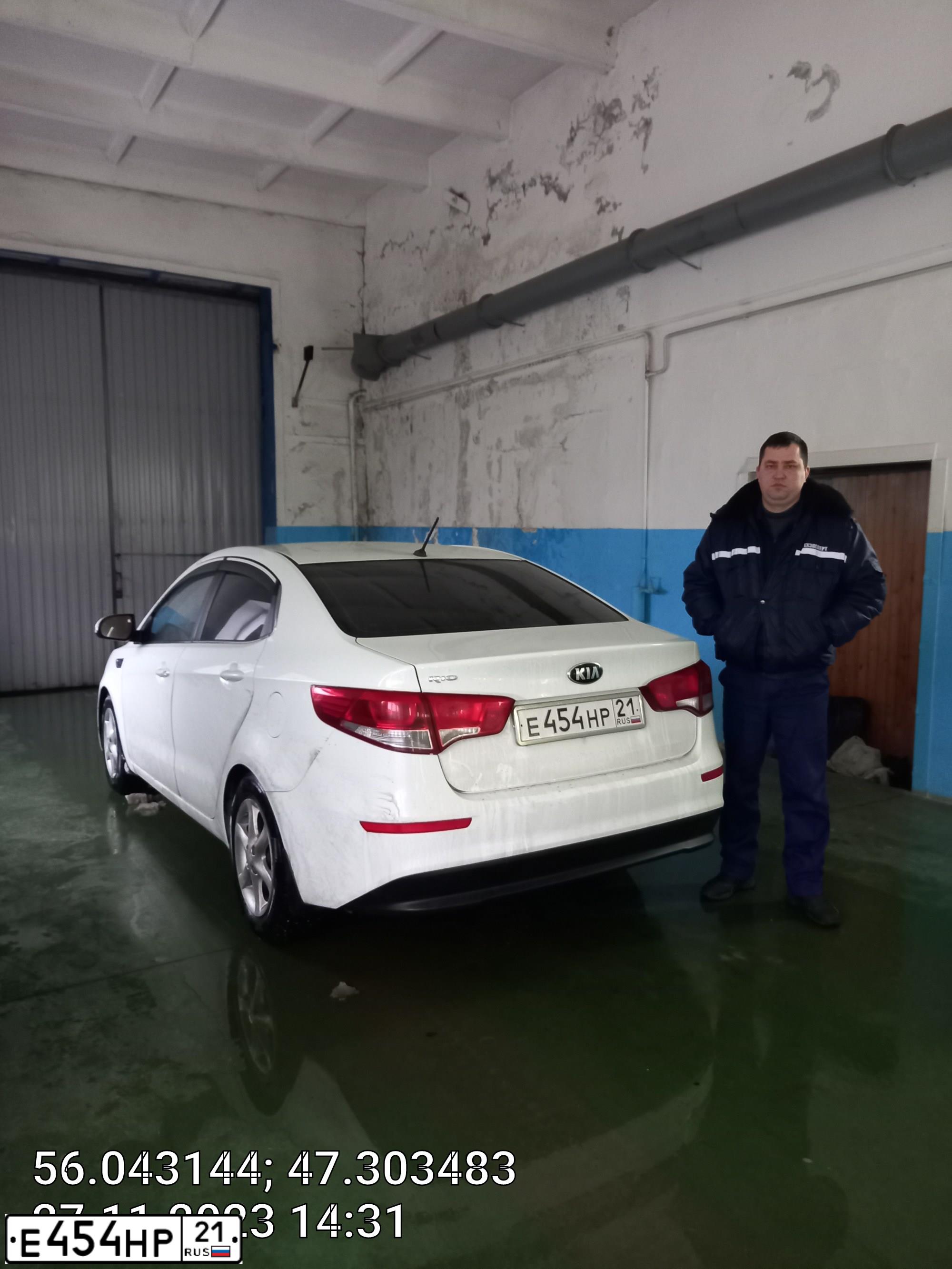 Фото автомобиля KIA RIO, 2015 — госномер М380РТ21. Цвет: Белый