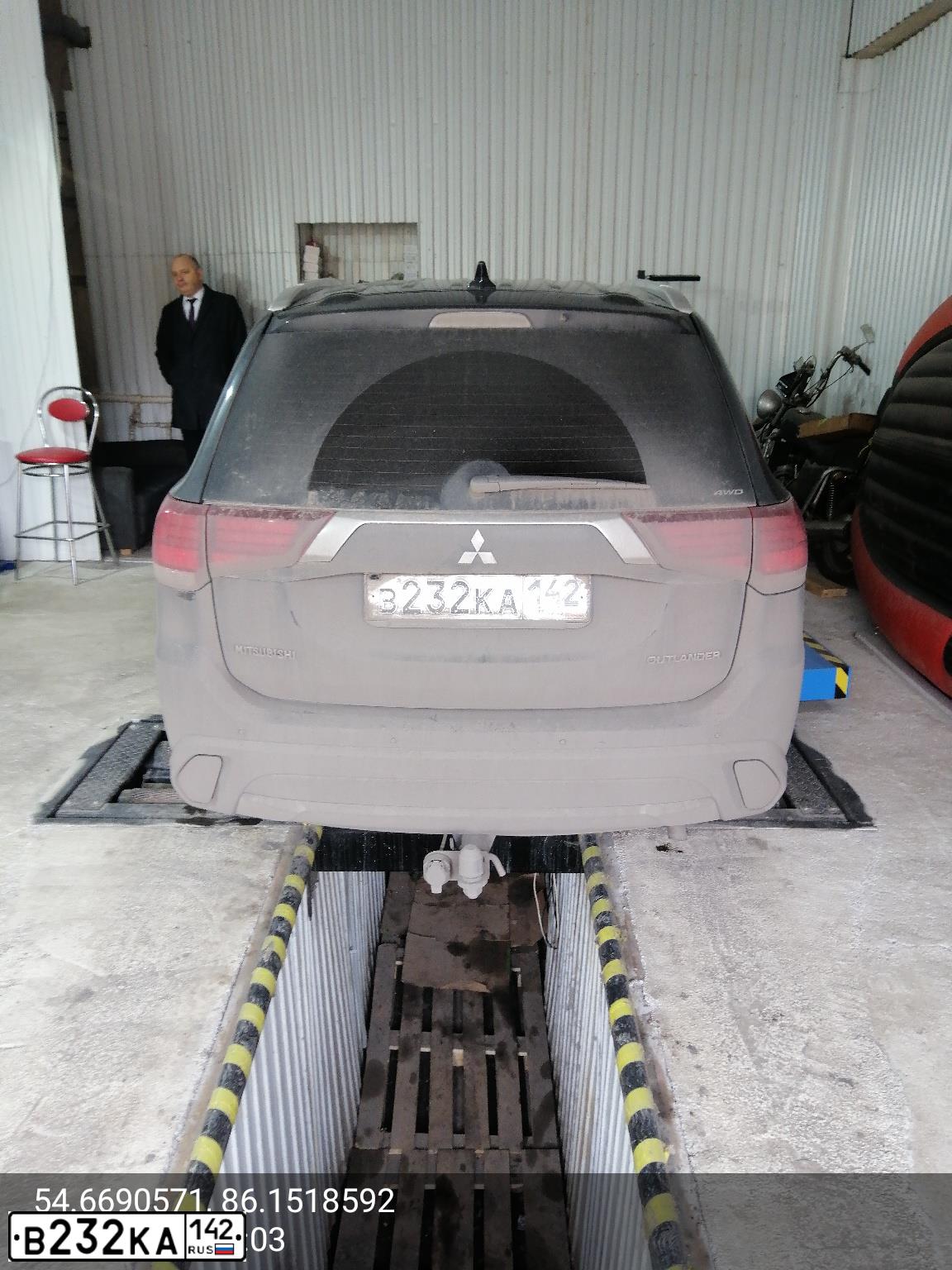 Фото автомобиля MITSUBISHI OUTLANDER, 2017 — госномер В232КА142. Цвет: ЧЕРНЫЙ