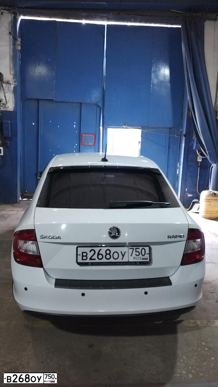Фото автомобиля SKODA RAPID, 2017 — госномер В268ОУ750. Цвет: БЕЛЫЙ