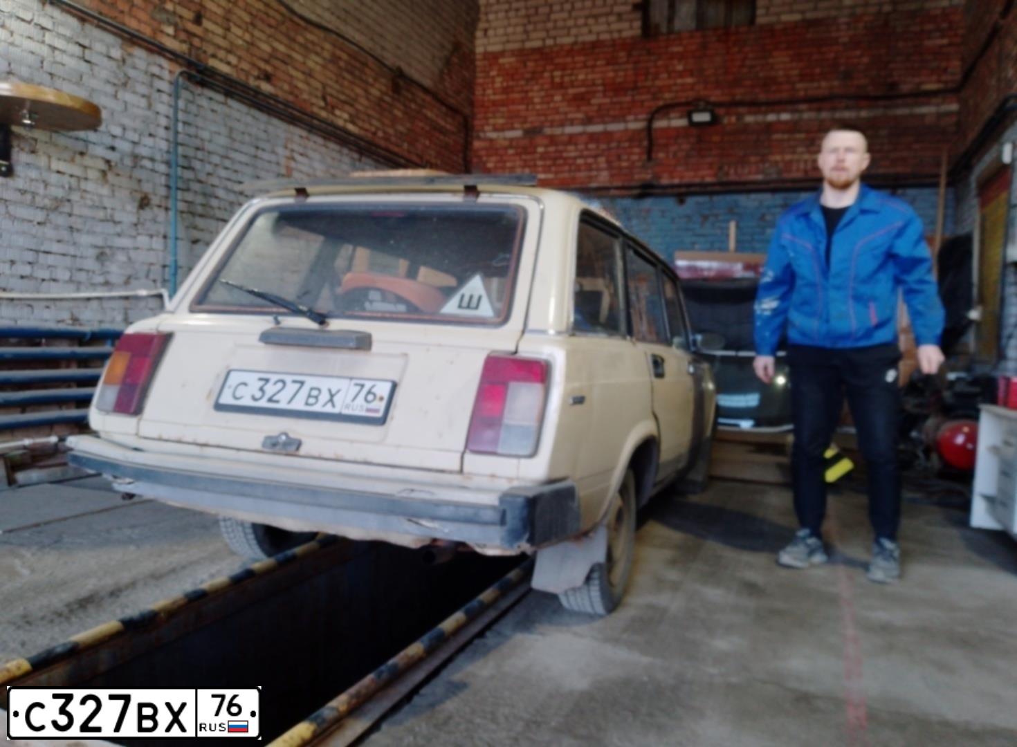 Фото автомобиля LADA 2104, 1996 — госномер С327ВХ76. Цвет: СЕРЫЙ
