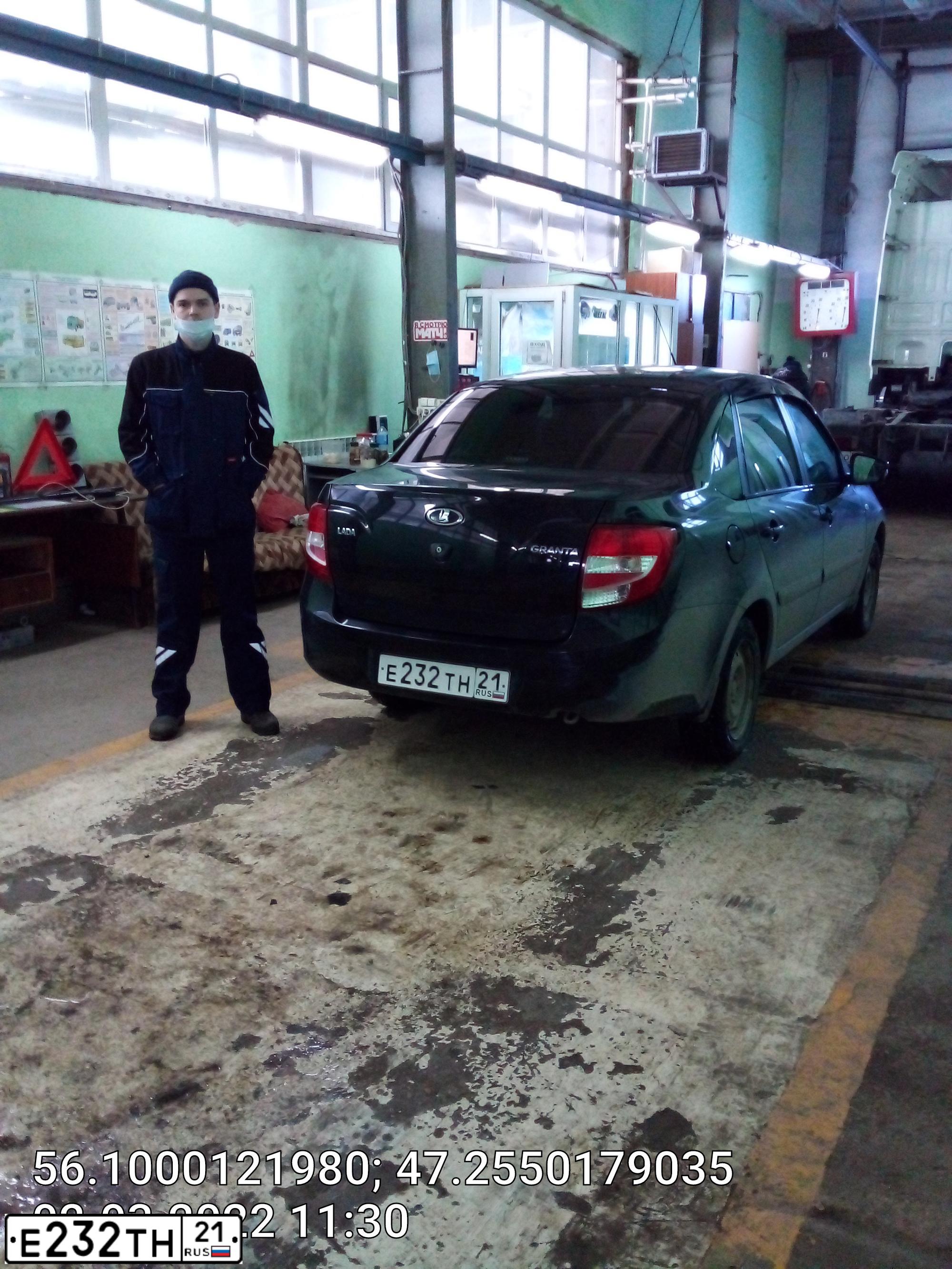 Фото автомобиля LADA 2190 GRANTA, 2017 — госномер Е232ТН21. Цвет: ЧЕРНЫЙ