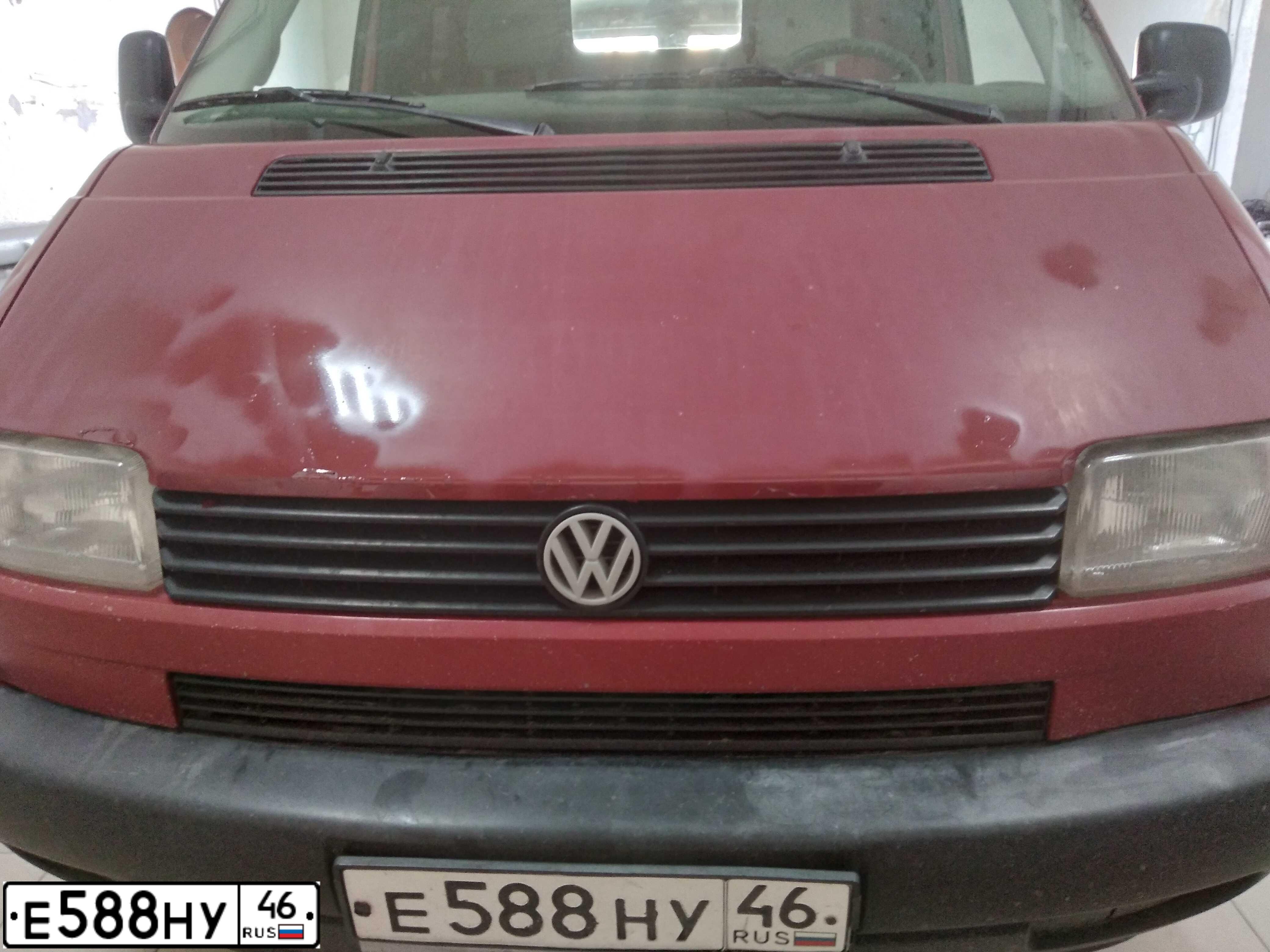 Фото автомобиля VOLKSWAGEN TRANSPORTER, 1996 — госномер О810ОН46. Цвет: Красный