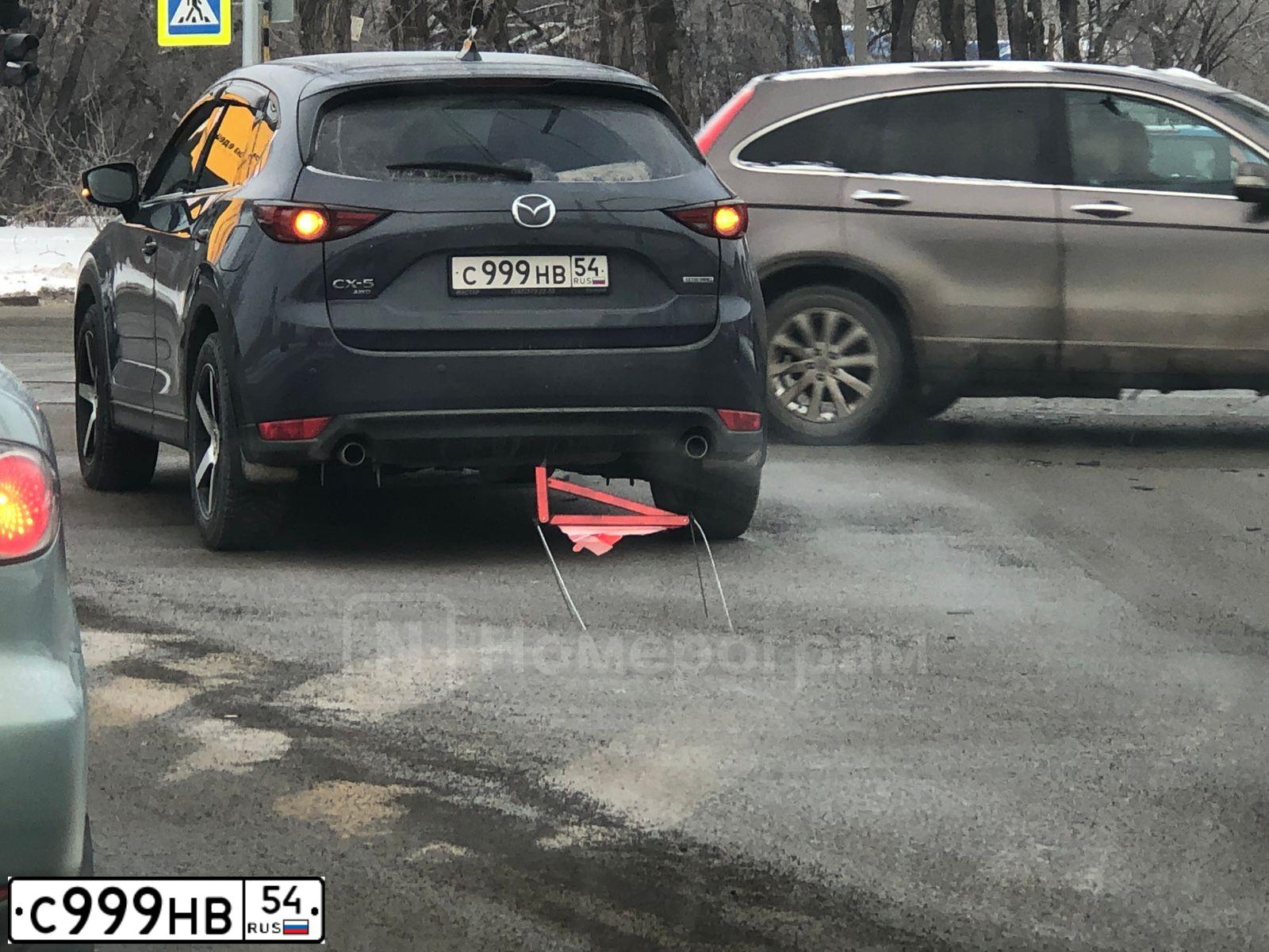 Фото автомобиля MAZDA 3, 2014 — госномер К285ЕН154. Цвет: Белый